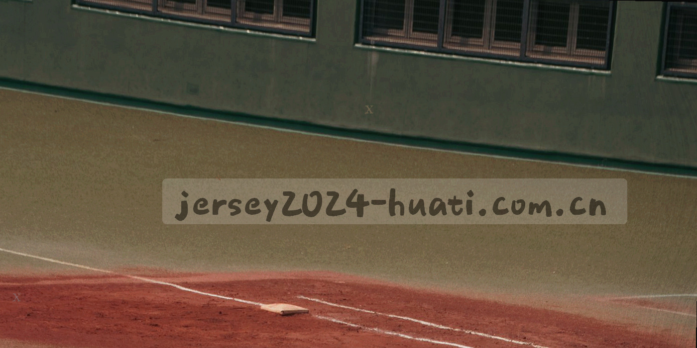 空荡的场馆入口通道与上方指示牌轮廓